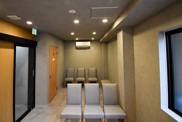 「荏原町駅前メンタルクリニック」待合室