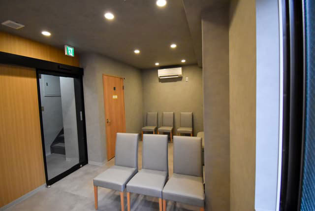 「荏原町駅前メンタルクリニック」待合室